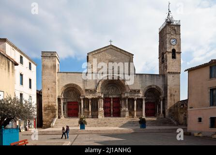 Frankr St-Gilles-du-Gard Abteikirche 60033 Westansicht mit der UM 1150 entstandenen romanchen Portalanlage Banque D'Images