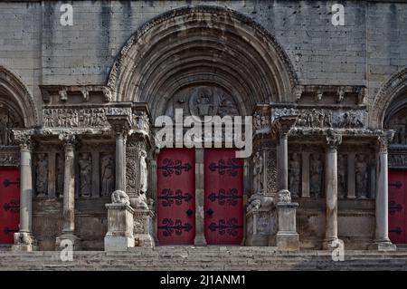 Frankr St-Gilles-du-Gard Abteikirche 60043 Westfassade mit der UM 1150 entstandenen romanchen Portalanlage zentraler Ausschnitt Banque D'Images