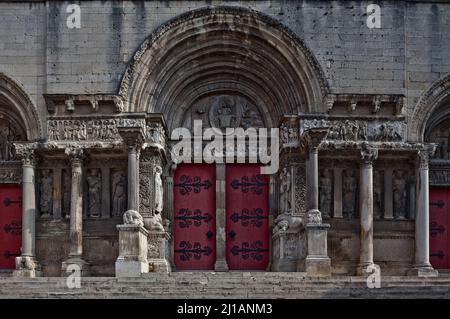 Frankr St-Gilles-du-Gard Abteikirche 60043 Westfassade mit der UM 1150 entstandenen romanchen Portalanlage zentraler Ausschnitt Tympanon mit Christu Banque D'Images