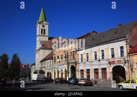 Stadtzentrum und römisch-katholische Kirche von Aiud, deutsch Straßburg am Mieresch, eine Stadt im Kreis Alba, Siebenbürgen, Rumänien / Centre ville Banque D'Images