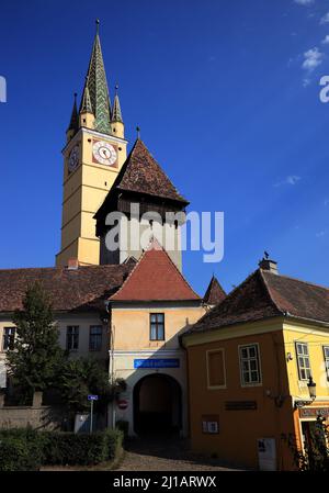 Medias, deutsch Mediasch, früher Medwisch ist eine Stadt in Siebenbürgen im Kreis Sibiu, Rumänien, Die Margarethenkirche, die für ihren schiefen Turm Banque D'Images