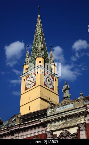 Medias, deutsch Mediasch, früher Medwisch ist eine Stadt in Siebenbürgen im Kreis Sibiu, Rumänien, Die Margarethenkirche, die für ihren schiefen Turm Banque D'Images