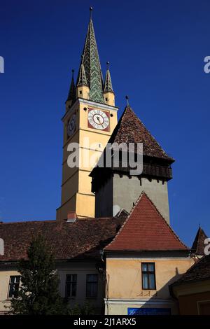 Medias, deutsch Mediasch, früher Medwisch ist eine Stadt in Siebenbürgen im Kreis Sibiu, Rumänien, Die Margarethenkirche, die für ihren schiefen Turm Banque D'Images