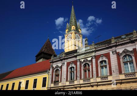 Medias, deutsch Mediasch, früher Medwisch ist eine Stadt in Siebenbürgen im Kreis Sibiu, Rumänien, Die Margarethenkirche, die für ihren schiefen Turm Banque D'Images