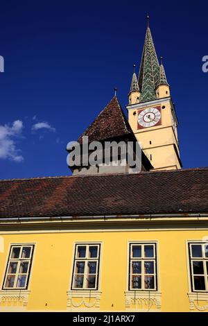 Medias, deutsch Mediasch, früher Medwisch ist eine Stadt in Siebenbürgen im Kreis Sibiu, Rumänien, Die Margarethenkirche, die für ihren schiefen Turm Banque D'Images