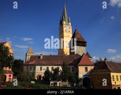 Medias, deutsch Mediasch, früher Medwisch ist eine Stadt in Siebenbürgen im Kreis Sibiu, Rumänien, Die Margarethenkirche, die für ihren schiefen Turm Banque D'Images