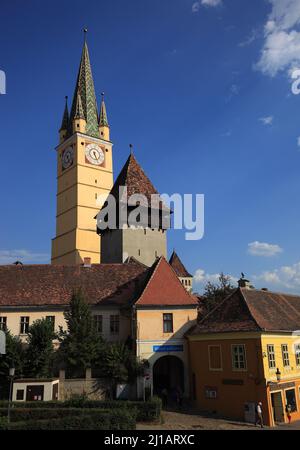 Medias, deutsch Mediasch, früher Medwisch ist eine Stadt in Siebenbürgen im Kreis Sibiu, Rumänien, Die Margarethenkirche, die für ihren schiefen Turm Banque D'Images
