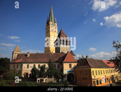 Medias, deutsch Mediasch, früher Medwisch ist eine Stadt in Siebenbürgen im Kreis Sibiu, Rumänien, Die Margarethenkirche, die für ihren schiefen Turm Banque D'Images