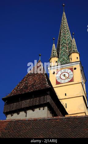 Medias, deutsch Mediasch, früher Medwisch ist eine Stadt in Siebenbürgen im Kreis Sibiu, Rumänien, Die Margarethenkirche, die für ihren schiefen Turm Banque D'Images