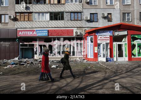 Marioupol, Ukraine. 23rd mars 2022. Les gens passent par des bâtiments endommagés à Marioupol, en Ukraine, le 23 mars 2022. Credit: Victor/Xinhua/Alay Live News Banque D'Images