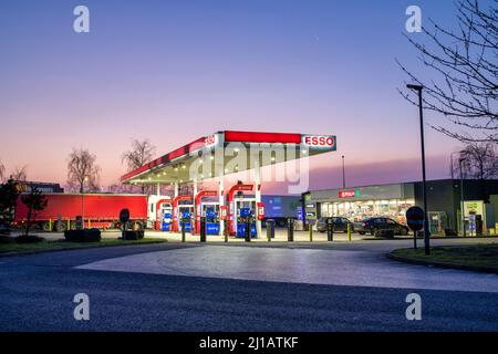 Station essence Esso à l'aube. Baynards Green, Bicester, Oxfordshire, Angleterre Banque D'Images