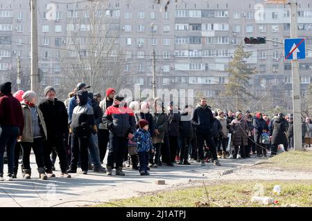Marioupol, Ukraine. 23rd mars 2022. Les gens font la queue pour recevoir des secours humanitaires à Marioupol, en Ukraine, le 23 mars 2022. Credit: Victor/Xinhua/Alay Live News Banque D'Images