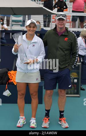 MIAMI GARDENS, FLORIDE - AVRIL 03 : ((AUCUNE VENTE À NEW YORK POST) Bianca Andreescu du Canada détient le trophée des gagnants suivants après avoir pris sa retraite de son match contre Ashleigh Barty de l'Australie lors de la finale de l'Open de Miami au Hard Rock Stadium le 03 avril 2021 à Miami Gardens, en Floride. Personnes: Ashleigh Barty . Crédit : hoo-me.com/MediaPunch Banque D'Images