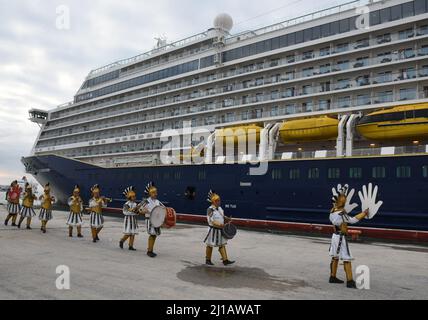 Tunis, Tunisie. 23rd mars 2022. Les membres du personnel se rendent pour accueillir l'arrivée des touristes en tant que bateau de croisière Spirit of Discovery docks au port de la Goulette à Tunis, Tunisie, le 23 mars 2022. Spirit of Discovery est le premier bateau de croisière à être amarré dans un port tunisien depuis le déclenchement de la COVID-19 au début de 2020. Crédit: Adel Ezzine/Xinhua/Alamy Live News Banque D'Images