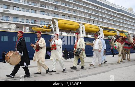 Tunis, Tunisie. 23rd mars 2022. Les membres du personnel se rendent pour accueillir l'arrivée des touristes en tant que bateau de croisière Spirit of Discovery docks au port de la Goulette à Tunis, Tunisie, le 23 mars 2022. Spirit of Discovery est le premier bateau de croisière à être amarré dans un port tunisien depuis le déclenchement de la COVID-19 au début de 2020. Crédit: Adel Ezzine/Xinhua/Alamy Live News Banque D'Images