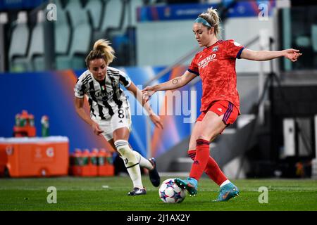 Turin, Italie. 23 mars 2022. Ellie Carpenter de l'Olympique Lyonnais est en compétition pour le ballon avec Martina Rorucci du FC Juventus lors du match de football de la première jambe de la Ligue des champions de l'UEFA entre le FC Juventus et l'Olympique Lyonnais. Credit: Nicolò Campo/Alay Live News Banque D'Images