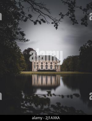 Le cliché vertical du Badenburg dans le parc du Palais de Nymphenburg situé à Munich, en Allemagne Banque D'Images