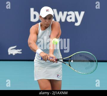 Miami Gardens, Floride, États-Unis. 03rd avril 2022. ((AUCUNE VENTE À NEW YORK POST) Ashleigh Barty, d'Australie, bat Bianca Andreescu, du Canada, lors de la finale féminine de l'Open de Miami au Hard Rock Stadium le 03 avril 2021 à Miami Gardens, en Floride. Personnes: Ashleigh Barty . Crédit: Ahoo Me.Com/Media Punch/Alamy Live News Banque D'Images