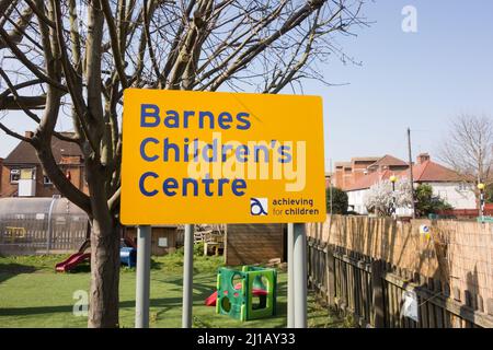 Signalisation à l'extérieur du Barnes Children's Centre, Lower Richmond Road, Mortlake, London, SW13, Angleterre, Royaume-Uni Banque D'Images