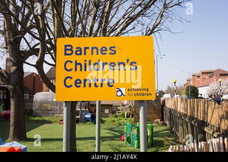 Signalisation à l'extérieur du Barnes Children's Centre, Lower Richmond Road, Mortlake, London, SW13, Angleterre, Royaume-Uni Banque D'Images