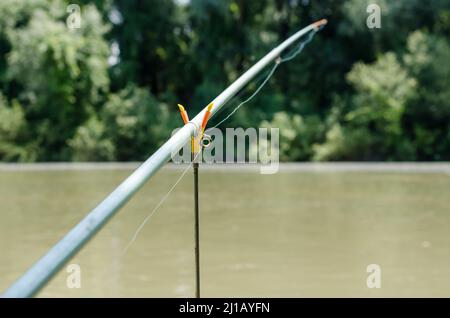 Canne à pêche sur un stand au bord de la rivière. Loisirs actifs et concept de pêche Banque D'Images