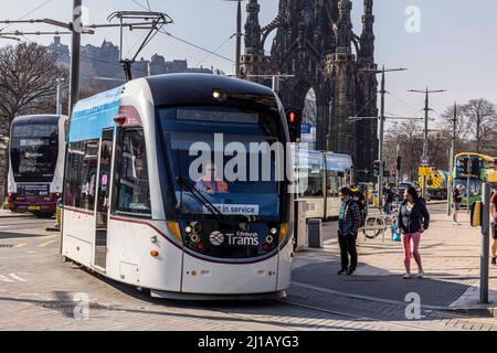 Edinburgh, Royaume-Uni. 24 mars 2022 en photo : les tramways d'Édimbourg reviendront à Princes Street et à St Andrew Square la semaine prochaine, alors que les travaux se poursuivent pour relier la voie existante à l'extension de la ligne Newhaven. Un tramway d'essai entre ce matin sur la place St Andrew. Crédit : Rich Dyson/Alay Live News Banque D'Images