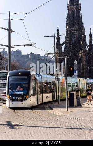 Edinburgh, Royaume-Uni. 24 mars 2022 en photo : les tramways d'Édimbourg reviendront à Princes Street et à St Andrew Square la semaine prochaine, alors que les travaux se poursuivent pour relier la voie existante à l'extension de la ligne Newhaven. Un tramway d'essai entre ce matin sur la place St Andrew. Crédit : Rich Dyson/Alay Live News Banque D'Images