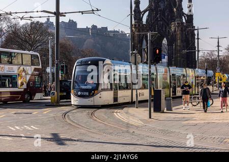 Edinburgh, Royaume-Uni. 24 mars 2022 en photo : les tramways d'Édimbourg reviendront à Princes Street et à St Andrew Square la semaine prochaine, alors que les travaux se poursuivent pour relier la voie existante à l'extension de la ligne Newhaven. Un tramway d'essai entre ce matin sur la place St Andrew. Crédit : Rich Dyson/Alay Live News Banque D'Images