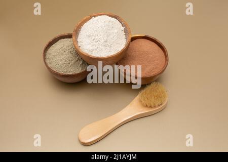 Vert biologique, rouge, argile blanche pour masque facial avec brosse de cheveux de bambou et de chèvre sur fond beige. Concept de soins de la peau à domicile.Self Care Banque D'Images