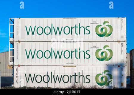 Adélaïde, Australie - 16 février 2020 : conteneurs d'expédition réfrigérés Woolworths empilés sur le ciel bleu un jour Banque D'Images