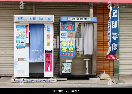 CHIBA, JAPON - 13 mars 2022 : une paire de cabines photo dans la rue de la ville d'Ichikawa, dans la préfecture de Chiba. Banque D'Images