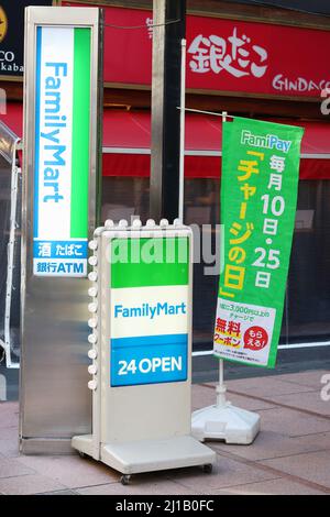 TOKYO, JAPON - 10 mars 2022 : le magasin de proximité de FamilyMart dans la région de Yaesu à Tokyo affiche et bannière faisant la promotion du système de paiement numérique de Famipay. Banque D'Images