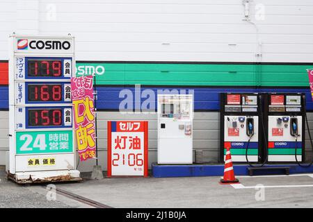 Affichage numérique indiquant les prix de l'essence à côté des pompes à kérosène sur une station-service Cosmo à Ichikawa City à Chiba Pretec Banque D'Images