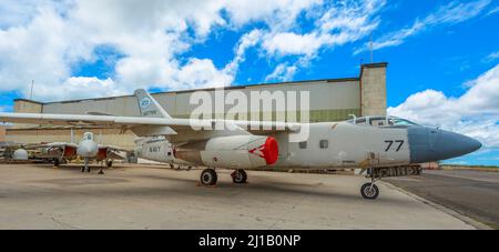 Honolulu, Oahu, Hawaii, États-Unis - août 2016 : Douglas A3D NTA-3B bombardier Skywarrior de 1950s dans le pavillon Raytheon de l'aviation Pearl Harbor Banque D'Images