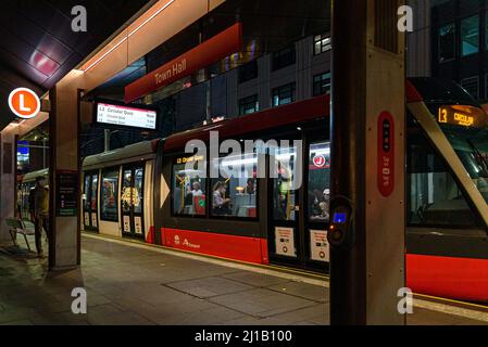 Un tramway L3 s'arrête à l'hôtel de ville sur George Street dans le quartier des affaires de Sydney la nuit Banque D'Images