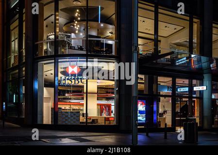 Une succursale bancaire HSBC sur George Street dans le quartier des affaires de Sydney la nuit Banque D'Images