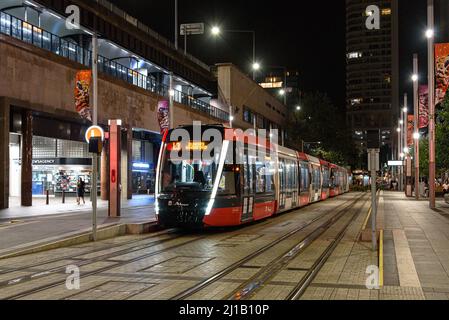 Un tramway de L3 heures vous attend à l'arrêt Circular Quay à Sydney la nuit Banque D'Images