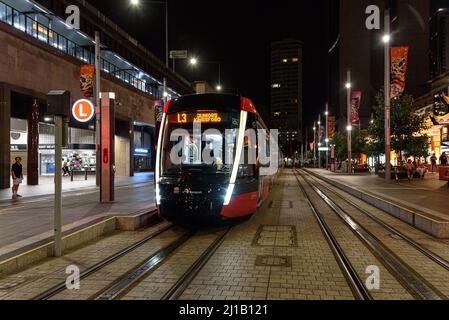 Un tramway de L3 heures vous attend à l'arrêt Circular Quay à Sydney la nuit Banque D'Images