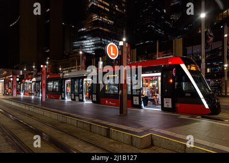 Un tramway de L3 heures vous attend à l'arrêt Circular Quay à Sydney la nuit Banque D'Images