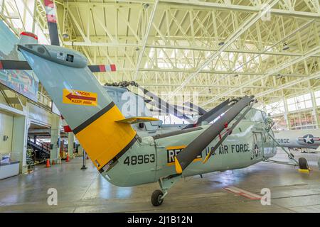 Honolulu, Oahu, Hawaii, États-Unis - août 2016 : hélicoptère Sikorsky HH-34J Choctaw, ASW et transport de 1970s dans le Pearl Harbor Aviation Banque D'Images