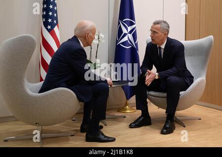 Bruxelles, Belgique. 24th mars 2022. Le Secrétaire général de l'OTAN, M. Jens Stoltenberg, rencontre le Président des États-Unis, M. Joe Biden, le 24 mars 2022, pour discuter de l'augmentation des capacités défensives de l'alliance en Europe de l'est afin de protéger les pays proches de l'Ukraine ravagée par la guerre. Stoltenberg a réitéré la nécessité pour les pays membres de fournir davantage de financement pour la défense, l'OTAN s'étant engagée à établir quatre nouveaux groupes tactiques en Bulgarie, en Roumanie, en Hongrie et en Slovaquie. Photo de l'OTAN/UPI crédit: UPI/Alamy Live News Banque D'Images