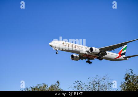 Barcelone, Espagne ; 1 novembre 2021 : Boeing 777 de la compagnie aérienne Emirates atterrissant à l'aéroport Josep Tarradellas de Barcelone-El Prat Banque D'Images