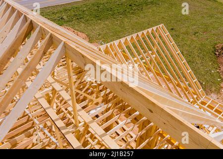 Vue aérienne le cadre en bois poutre cadre maison bâton construit à la maison sous construction nouvelle construction avec treillis en bois Banque D'Images