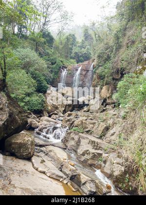 chutes de ramboda, photo prise en saison sèche, chutes d'eau au sri lanka, situé au col de ramboda Banque D'Images