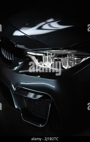Voiture moderne avec phares LED isolés. Banque D'Images