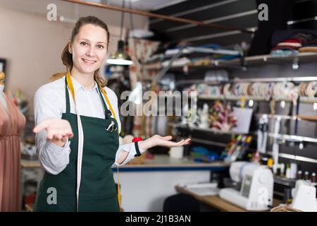 Portrait d'une femme couturière debout sur son lieu de travail Banque D'Images