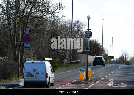 véhicules approchant d'un panneau de signalisation routière de 50 mph Banque D'Images