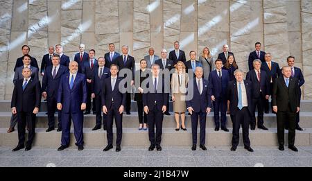 Bruxelles, Belgique. 24th mars 2022. Les chefs d'Etat membres de l'OTAN posent pour une "photo de famille" le 24 mars 2022, lors d'un sommet de l'OTAN au siège de l'alliance à Bruxelles, en Belgique. Le Secrétaire général de l'OTAN, M. Stoltenberg, a réitéré la nécessité pour les pays membres de fournir davantage de financement pour la défense, l'OTAN s'étant engagée à créer quatre nouveaux groupes tactiques en Bulgarie, en Roumanie, en Hongrie et en Slovaquie. Photo de l'OTAN/UPI crédit: UPI/Alamy Live News Banque D'Images