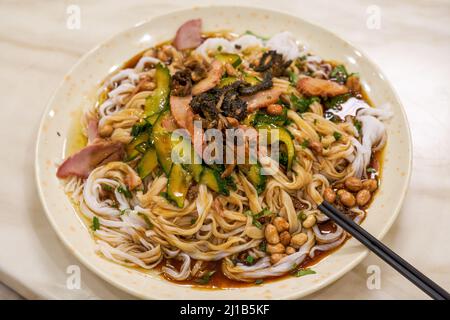 Succulent et aigre Guangxi Nanning plat traditionnel, nouilles de porc séchées au barbecue sucrées et aigres Banque D'Images