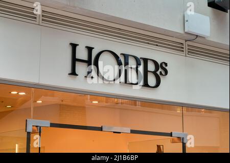 Belfast, Royaume-Uni - 21 février 2022 : le panneau pour le magasin Hobbs à Belfast en Irlande du Nord. Banque D'Images